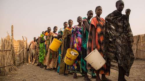 Frauen warten bei einer Hilfsgüterverteilung in Bentiu, Südsudan.