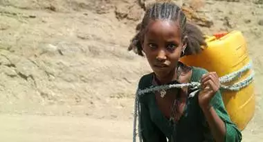 Ein Mädchen holt Wasser mit einem Kanister, Äthiopien, 2016.