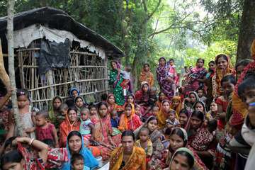 Frauen versammeln sich in ihrem Dorf in West Bengal, Indien.
