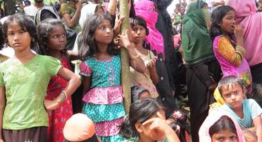 Kinder warten im Flüchtlingslager Cox's Bazar auf die Nothilfe.