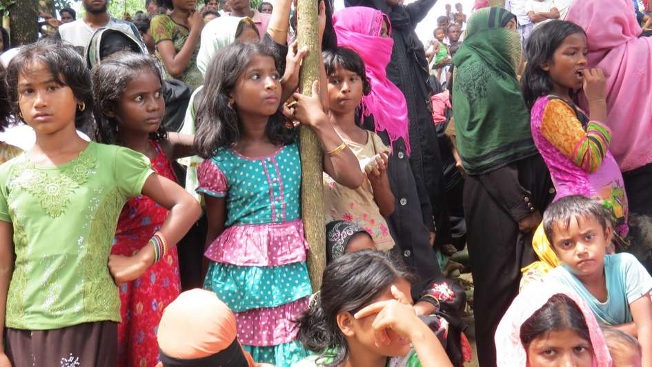 Kinder warten im Flüchtlingslager Cox's Bazar auf die Nothilfe.