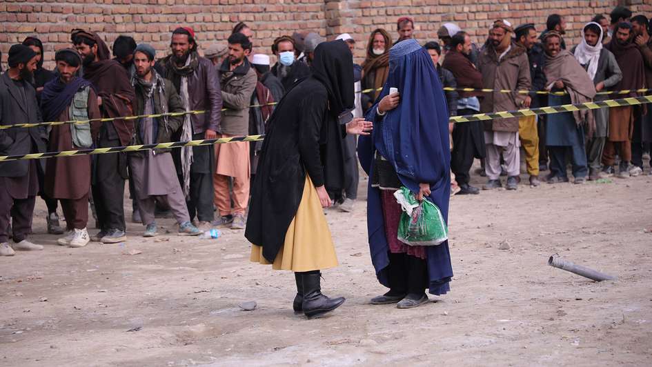 Zwei Frauen bei der Lebensmittelverteilung in Kabul, Afghanistan 2022.