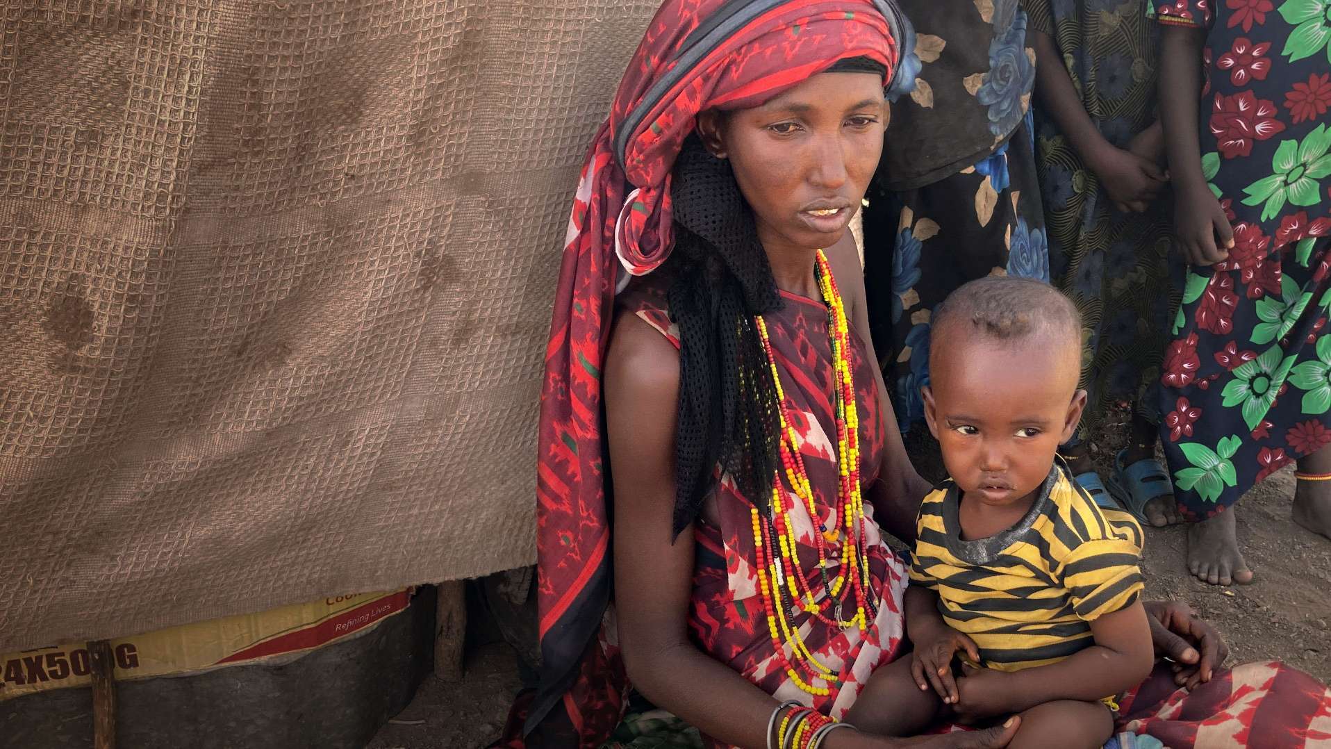 Eine Mutter mit ihrem Kind wartet bei einer Lebensmittelverteilung in Kenia. 