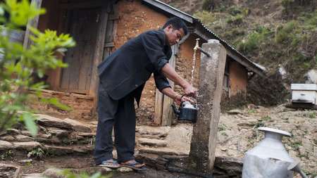 Sauberes Trinkwasser im Dorf Caughara, Nepal, 2012. 