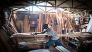 Arbeiter in einer Tischlerei in Uganda.