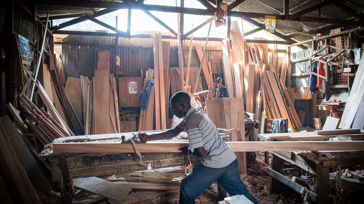 Arbeiter in einer Tischlerei in Uganda.