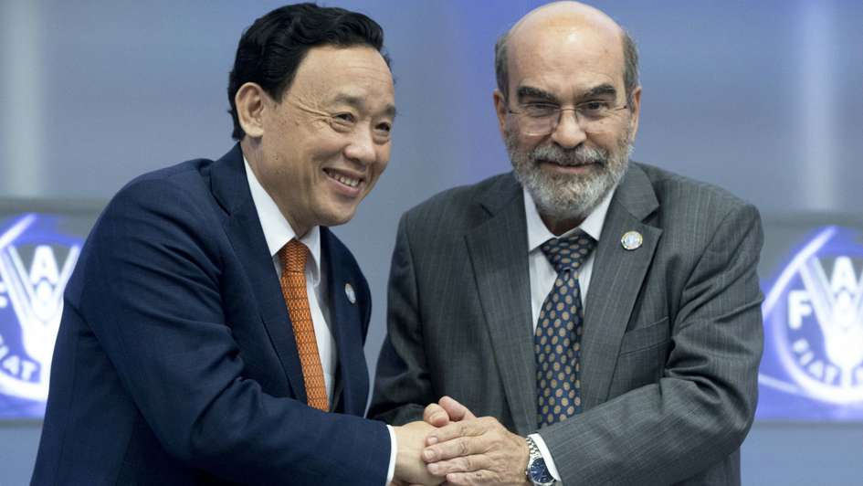 Der neue Generaldirektor der FAO Qu Dongyu und sein Vorgänger José Graziano da Silva.