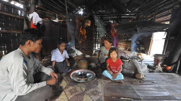 Familie in Laos beim Essen
