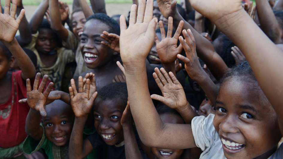 Jubende Kinder in Madagaskar