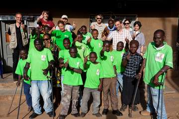 Bewohner in Butembo, Kongo posieren mit dem Welthungerhilfe-Team für ein Gruppenfoto.