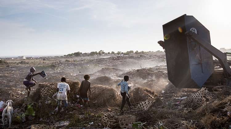 Spielende Kinder auf einer Mülldeponie in Tuléar, Madagascar.