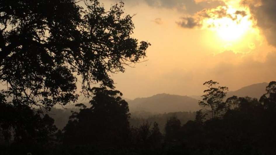 Sonnenuntergang über Hügeln Kongos