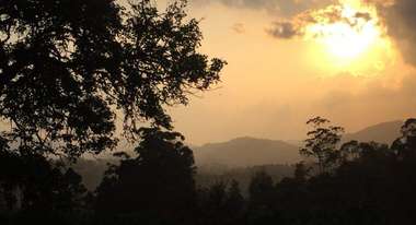 Sonnenuntergang über Hügeln Kongos