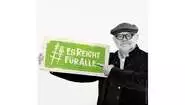 Regisseur und Schauspieler Jürgen Flimm hält ein Schild mit dem Welthungerhilfe-Hashtag #EsReichtFürAlle.