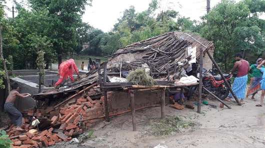 Ruine eines vom Monsun in Nepal zerstörten Hauses