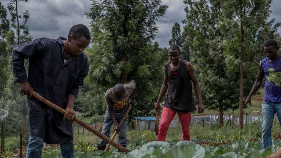 Studenten beim Gärtnern, Kenia.