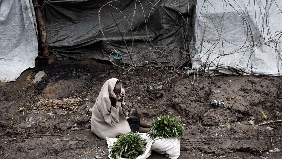 Kind verkauft Bohnen im Flüchtlingslager
