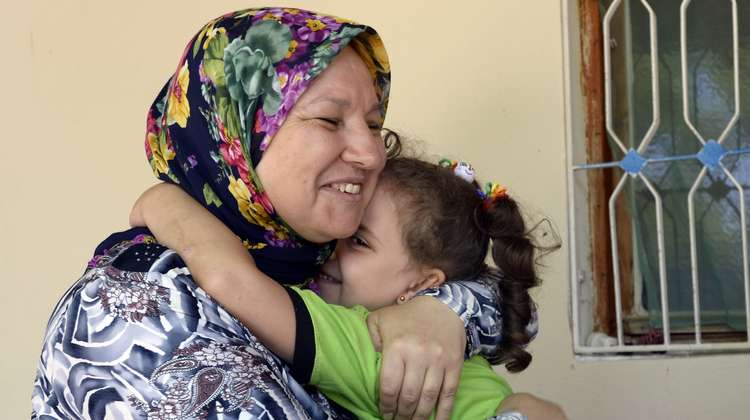 Auf der Flucht: Eine syrische Mutter und ihr Kind umarmen sich.