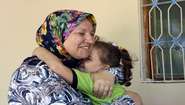 Auf der Flucht: Eine syrische Mutter und ihr Kind umarmen sich.