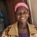 Porträt einer Frau aus Burundi, die in die Kamera lächelt