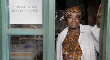 Marie Dolorose Masika-Kafanya steht im Türrahmen des FEPSI-Hospital im Kongo.