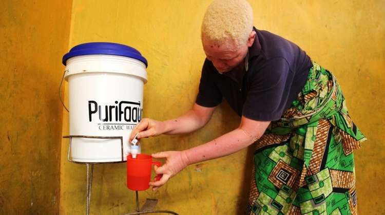 Der Purifayaa-Keramikwasserfilter ermöglicht den Menschen einen langfristigen Zugang zu sauberem Trinkwasser, Uganda, 2020. 