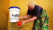 Der Purifayaa-Keramikwasserfilter ermöglicht den Menschen einen langfristigen Zugang zu sauberem Trinkwasser, Uganda, 2020. 