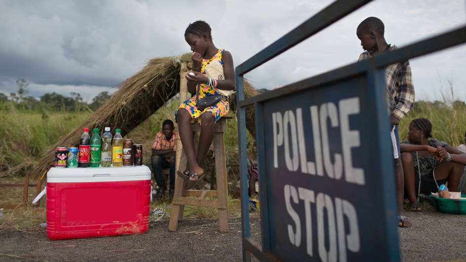 Kinder in einem Ebola-Gebiet verkaufen gekühlte Getränke an einem Ebola-Checkpoint