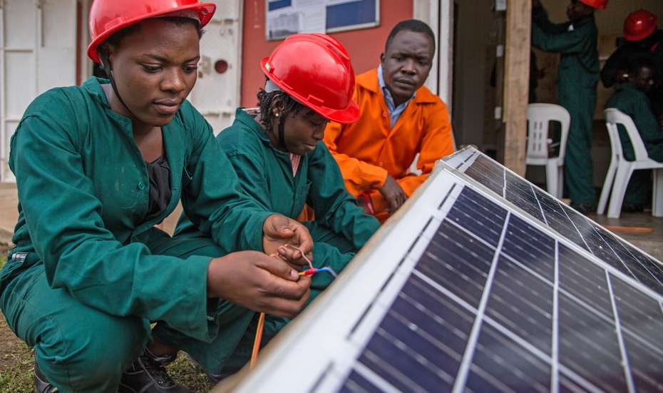 Zwei Frauen installieren eine Solaranlage