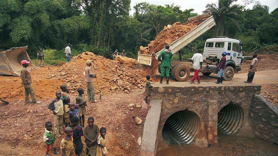 Bau einer Strasse im Kongo