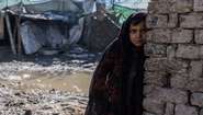 Kinderarmut in Afghanistan. Ein Mädchen steht vor dem Haus ihrer Familie in Kabul. 
