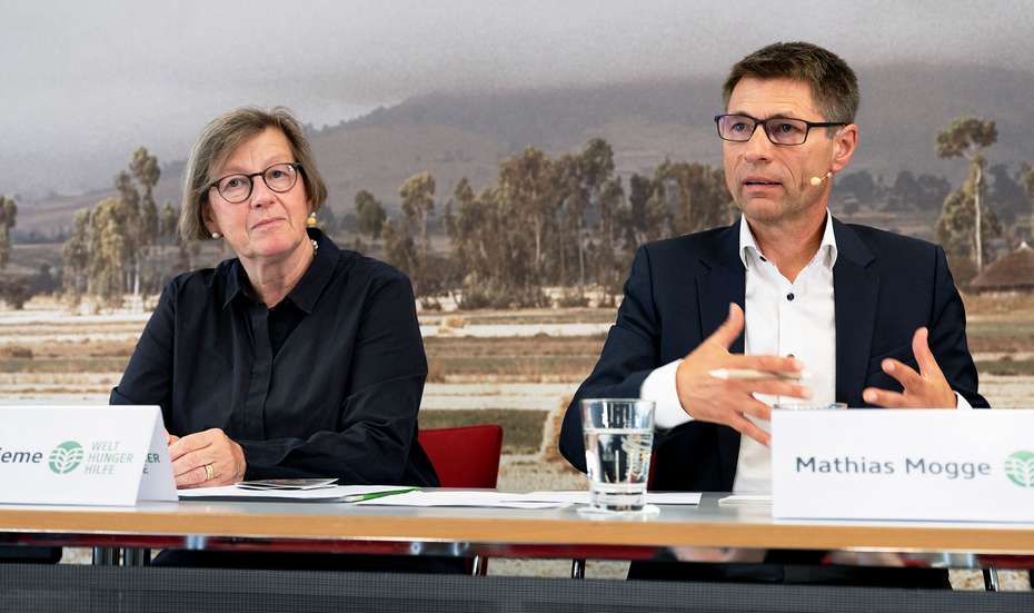 Marlehn Thieme, Präsidentin der Welthungerhilfe und Mathias Mogge, Generalsekretär der Welthungerhilfe sprechen bei einer Pressekonferenz