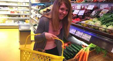 Studentin Janin in Aktion: Mit Einkaufsliste in den Supermarkt. Bild: © Istenits/ Seiffert