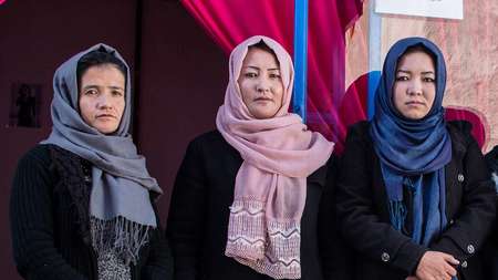 Absolventinnen des Ausbildungsprogramms in Kabul vor ihrem eigenen Geschäft