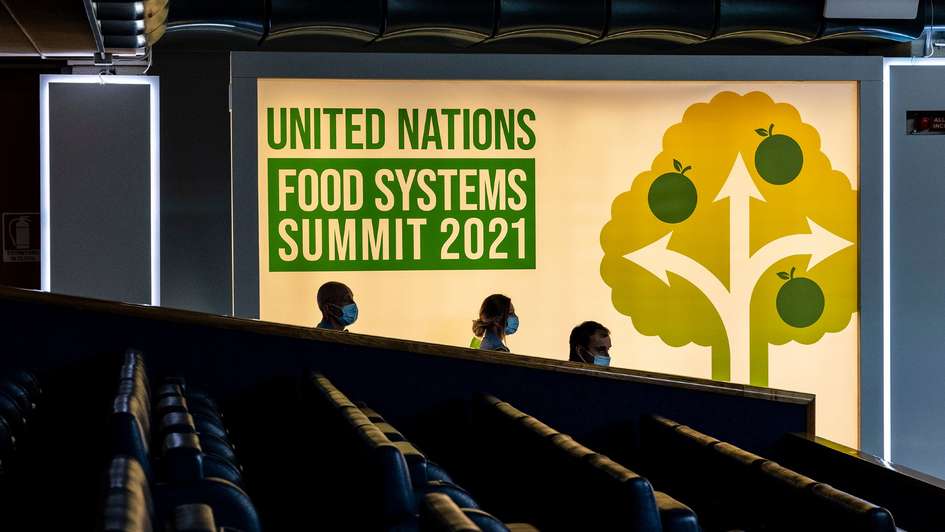 Besucher*innen mit Masken beim Ernaehrungsgipfel UN Food Systems Summit, 2021.