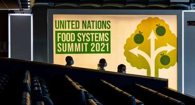 Besucher*innen mit Masken beim Ernaehrungsgipfel UN Food Systems Summit, 2021.