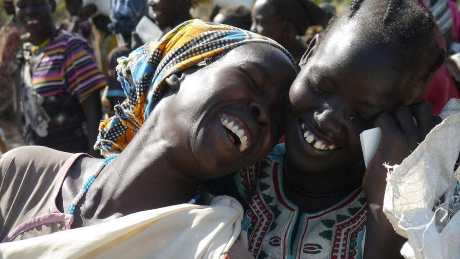 Zwei Sudanesinnen lachen