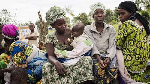 Eine Frau mit Baby sitzt zwischen weiteren Frauen in Nord-Kivu, Demokratische Republik Kongo.
