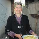 Eine Hausfrau in Tadschikistan vor ihrem neuen Ofen. 