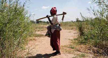 Malawi: Frau bei der Feldarbeit