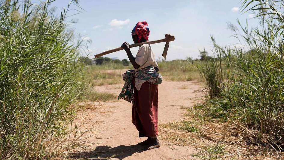 Malawi: Frau bei der Feldarbeit