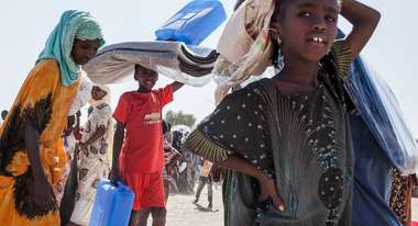Kinder tragen Wasserkanister, Äthiopien, 2018.