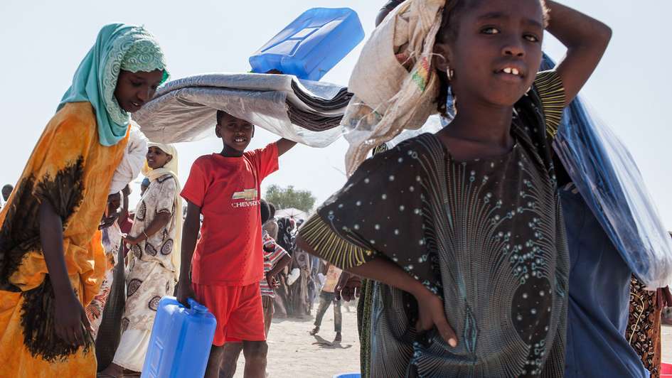 Kinder tragen Wasserkanister, Äthiopien, 2018.