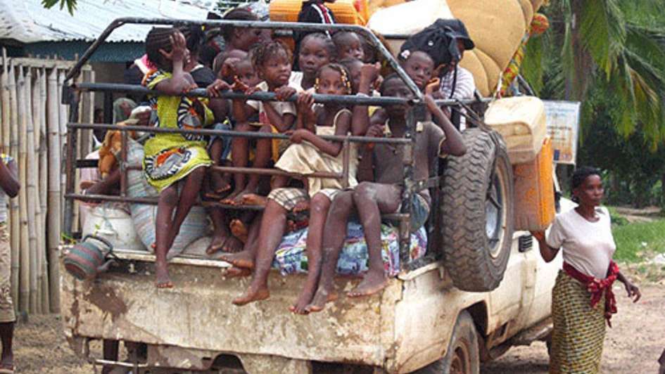 Kinder auf einem Pick-Up in Liberia