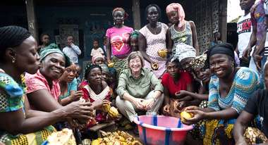 Welthungerhilfe-Präsidentin Marlehn Thieme beim Öffnen von Kakaofrüchten mit einer Frauengruppe in Sierra Leone