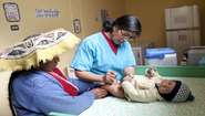 Vicentina lässt ihr Kind impfen