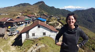 Landesdirektorin Asja Hanano vor einem Dorf in Nepal.