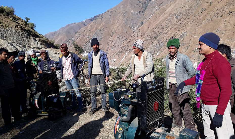 Männer an einer Ölmühle, Nepal.