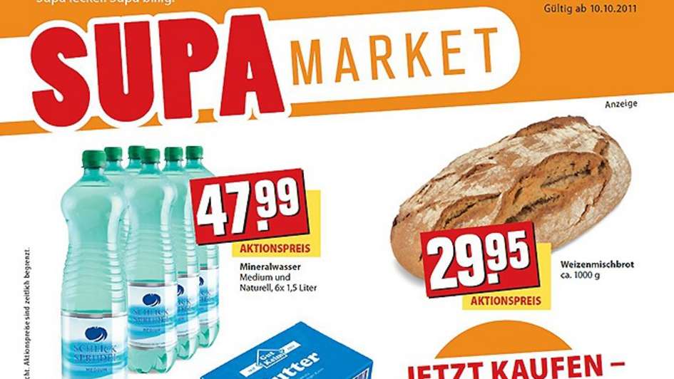 Banner mit Schriftzug Supamarket, Mineralwasserflaschen mit Aktionspreis 47,99 Euro für 1,5 Liter, ein Kilo Brot mit Aktionspreis 29,99 