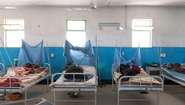 Ein Krankenhauszimmer voll mit Frauen in Betten